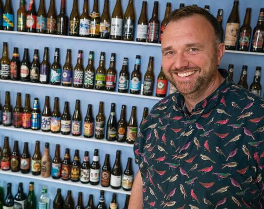 In Beeld: Tom Schoemaker verzamelt en fotografeert Bijbelse biertjes