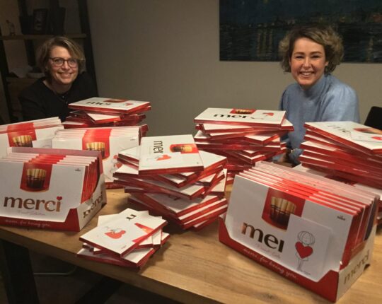 Apeldoornse zorg bedanken met doosjes Merci