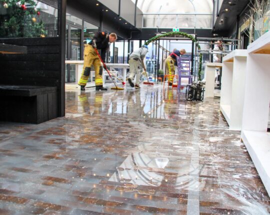 Sprinklerinstallatie zet Korenpassage blank