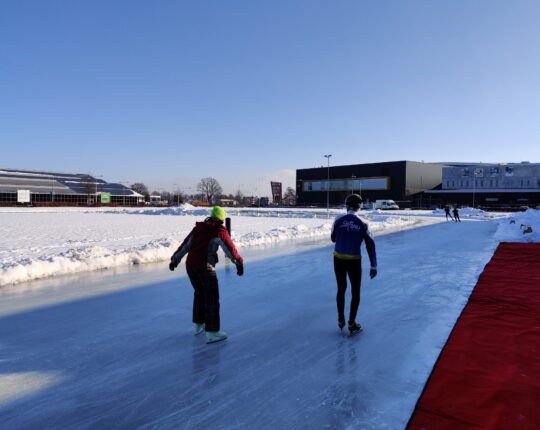 Blije schaatsliefhebbers: ijsbaan DNIJ na 9 jaar weer open