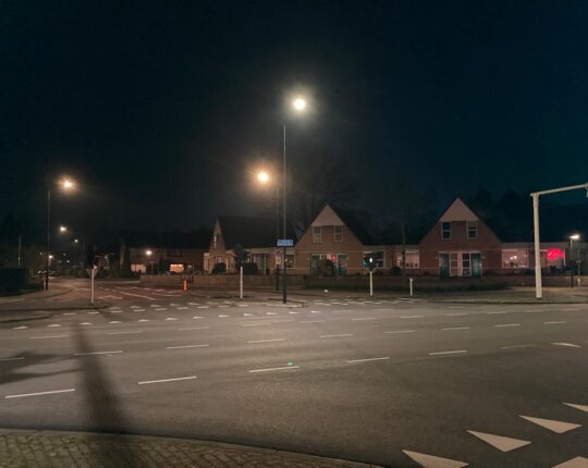 De avondklok tikt rustig in Apeldoorn; of zakken we massaal door het ijs?