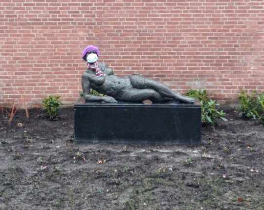 Snapshot: liggend naakt heeft het koud