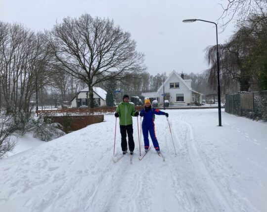 Corona lijkt voor even verdwenen: Apeldoorn geniet van de sneeuw