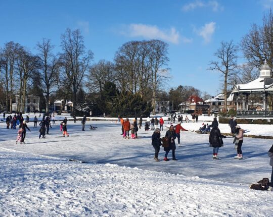 Een week na de sneeuw: schaatspret in Apeldoorn