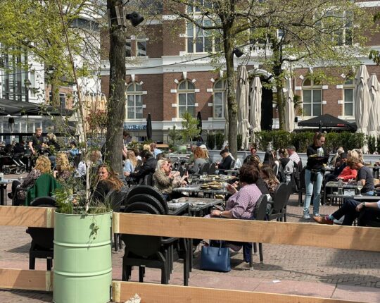 EK-wedstrijden kijken op groot scherm op het terras