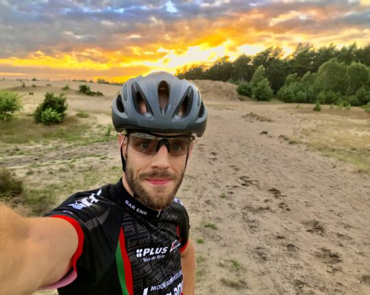 Robbie Veldwijk ‘beklimt’ Alpe d’Huez in en rond Apeldoorn