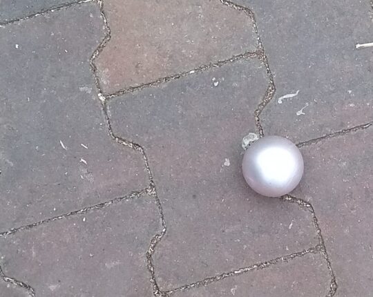 Op straat: kerstbal