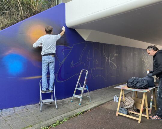 Versierde fietstunnel bij de Voorwaarts