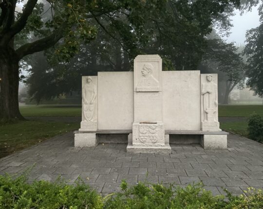 Apeldoorn Vroeg: Monument voor een burgemeester