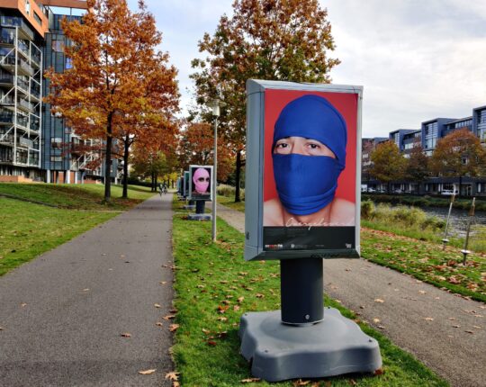 Fototentoonstelling over mensenhandel te zien langs kanaal