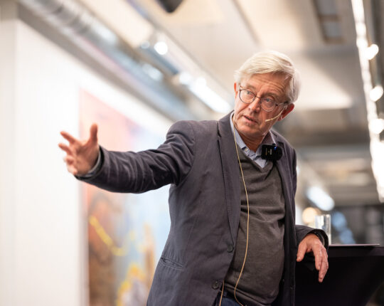 Paul van Tongeren houdt lezing over tentoonstelling ‘For_Ever? War’ in ACEC