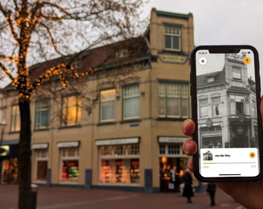 Verhalen over de gouden jaren van Apeldoorn verpakt in nieuwe audiotour door centrum