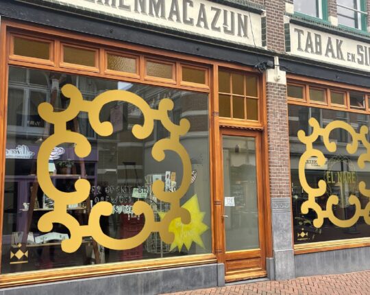 Apeldoorn royaal aangekleed voor ‘koninklijk jaar’, ‘BIG BIJOUX’ op bomen, grote gebouwen en ruiten