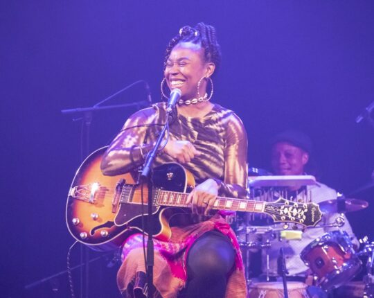 Ntjam Rosie verrast en schittert met ‘Home Cooking’ in Gigant