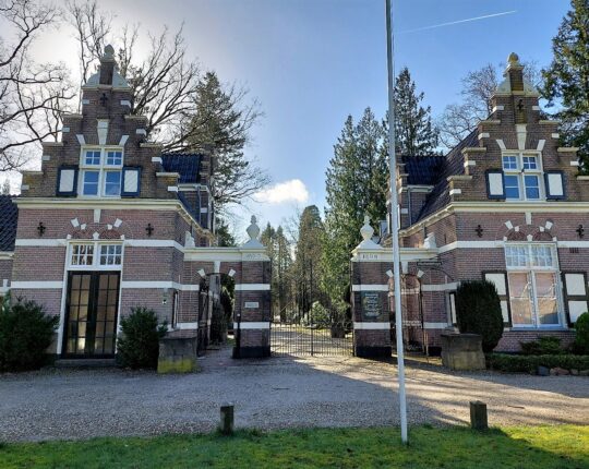 Wandelen langs de Loolaan, in het Centrum en op een begraafplaats