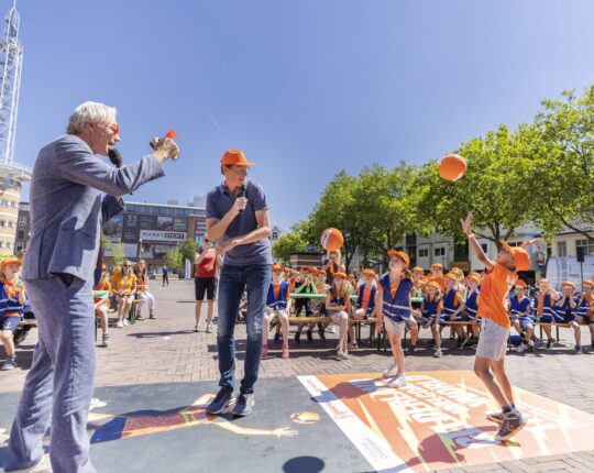 Groots volleybal streetart kunstwerk in Apeldoorn