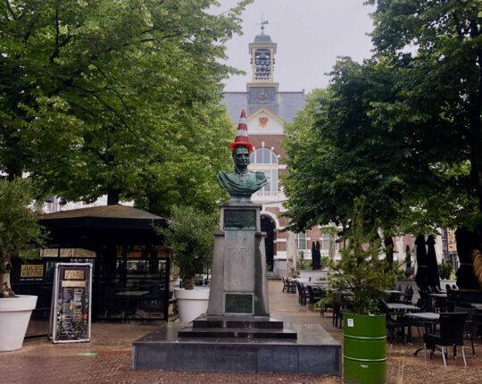 Opmerkelijk Apeldoorn: de koning heeft een hoedje op