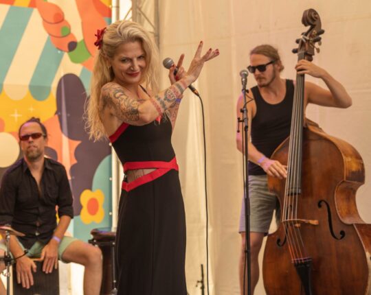 Mima Mihajlovic met haar Mima’s Chio Manush Orkestra betovert Gigant