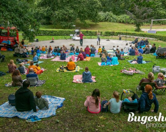 Reizend kindertheater van Orpheus trekt langs Apeldoornse parken