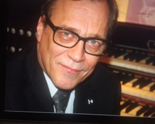 Organist Everhard Zwart bespeelt het  Batz Witte orgel