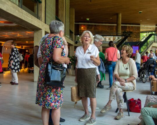 Vier het leven zoekt gastheer/-vrouw die ouderen mee wil nemen naar het theater