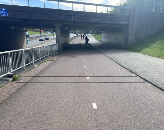 Wat zijn toch die zwarte kabels op de weg?