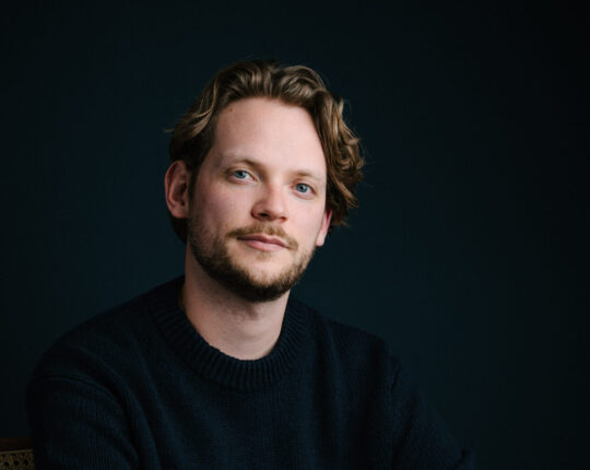 In Beeld: Tom Hofland, auteur, podcast maker en (radio-) presentator