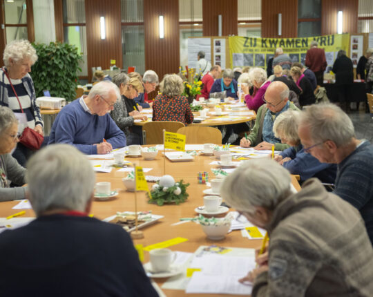 Grote schrijfactie van Amnesty International in Apeldoorn