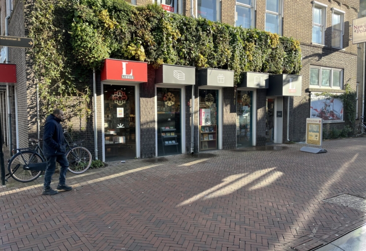 Begroeiing vlak boven boekhandel Nawijn & Polak.