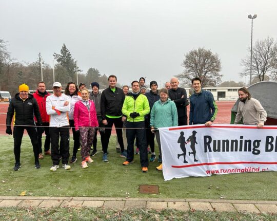 Apeldoornse gemeenteraad rent de Midwinter Marathon en steunt Stichting Running Blind