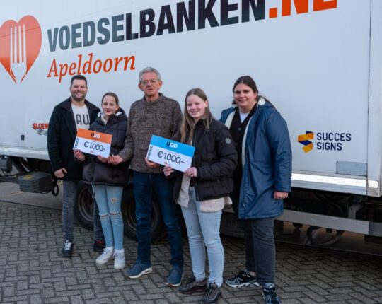 Leerlingen UDO en UGO halen 2000 euro op voor Voedselbank Apeldoorn