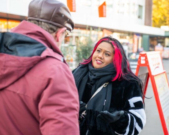 In beeld: Wethouder Sunita Biharie over ongelijkheid, kansen voor jongeren en polarisatie