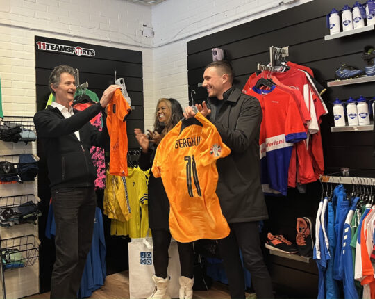 Steven Berghuis en wethouder Sunita Biharie openen de Sportspullenbank in Apeldoorn