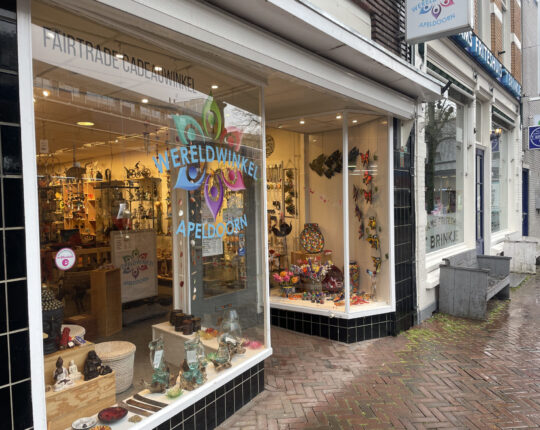 Bekende zilversmid bezoekt Apeldoornse winkel