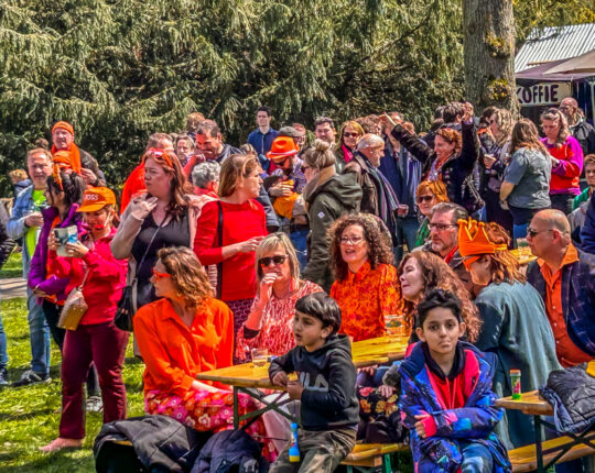 Feestend Apeldoorn in het oranje; een beeldverslag van Koningsdag 2023