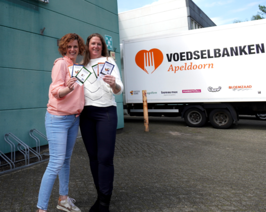 Voedselbank Apeldoorn vult basisproducten aan met teruggekeerde voucheractie