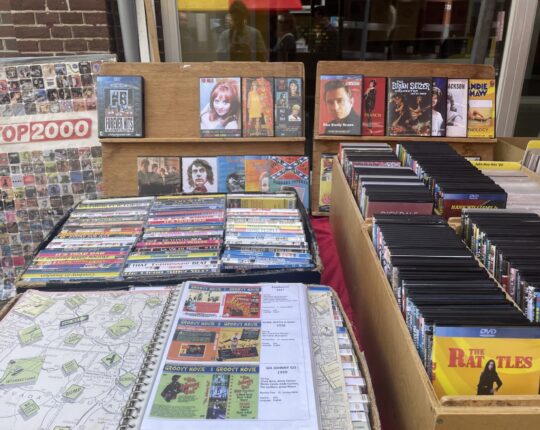 Vinylparadijs in Apeldoorn: Terug in de Tijd op de Langste Platenbeurs van Nederland