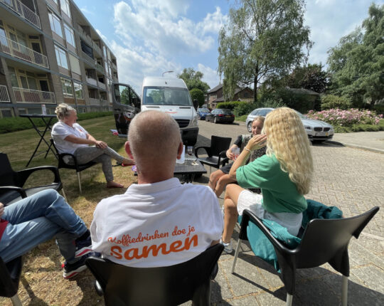 Buurtkoffie brengt gezelligheid in Apeldoornse wijken