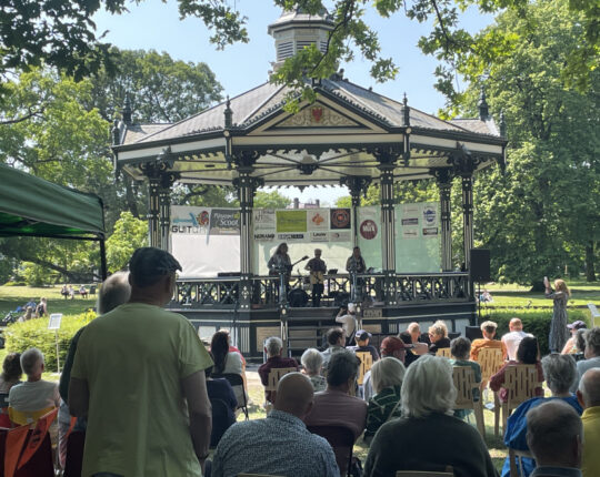 Zomerseizoen in de Muziektent: “We komen hier een drankje doen en lopen daarna richting het centrum.”