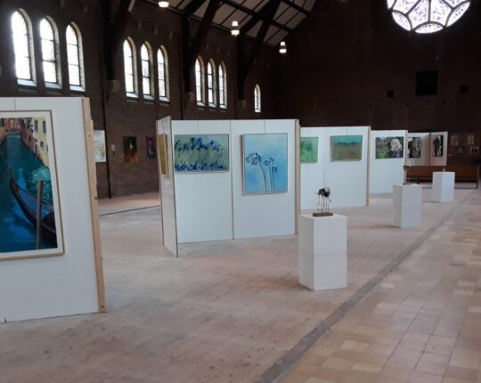 Diverse kunstenaars exposeren in Teresiakerk Apeldoorn