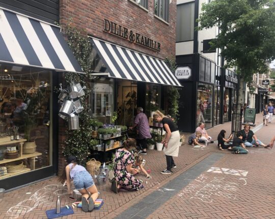 Opmerkelijk Apeldoorn: kleuren met krijt in de Hoofdstraat