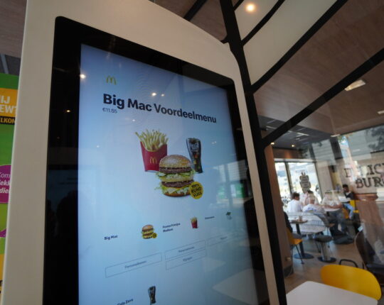 Bijna nergens betaal je zoveel voor je Big Mac-menu als in Apeldoorn
