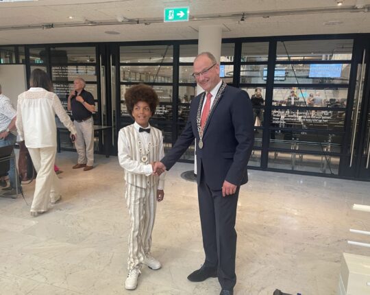Jahnaoh officieel van start als kinderburgemeester