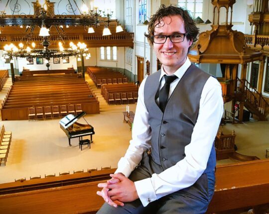 Kopjes koffie en pianoklanken in de Grote Kerk