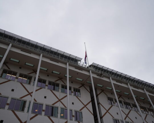 Vlag Apeldoorns stadhuis halfstok