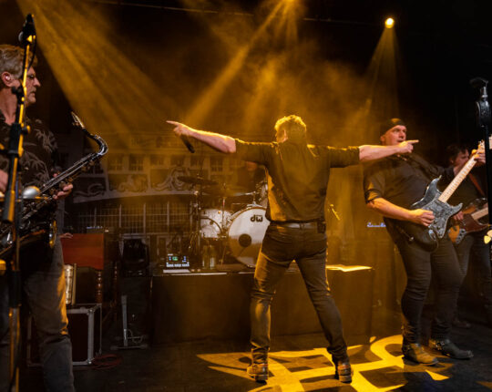 De Bruceband op Podium Gigant. De verwachtingen waren hooggestemd gelet op hun eerdere optreden