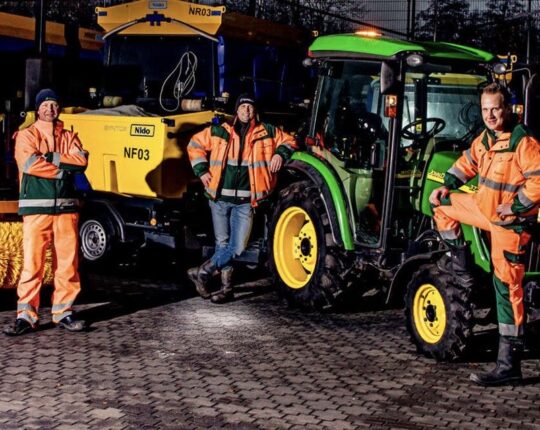 Strooiwagens rijden door de stad