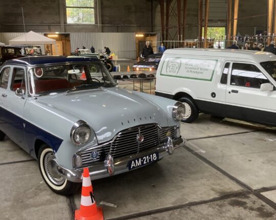 Oldtimers en Ford onderdelen in de Zwitsalhallen
