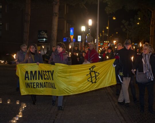 Amnesty Apeldoorn organiseert schrijfactie en fakkeltocht