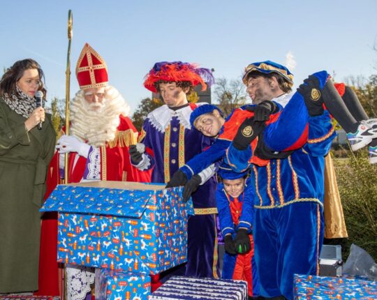 Sinterklaas bezoekt net voor pakjesavond Winkelcentrum Anklaar